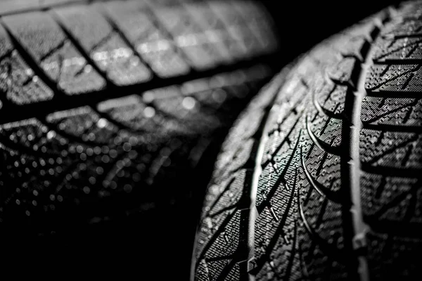 어두운 배경을 막는 깨끗 한 자동차 타이어 — 스톡 사진