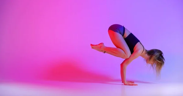 Blond kvinna som gör yoga i studio på nära håll — Stockfoto