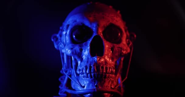 Cráneo robótico con doble iluminación sobre fondo negro — Vídeos de Stock