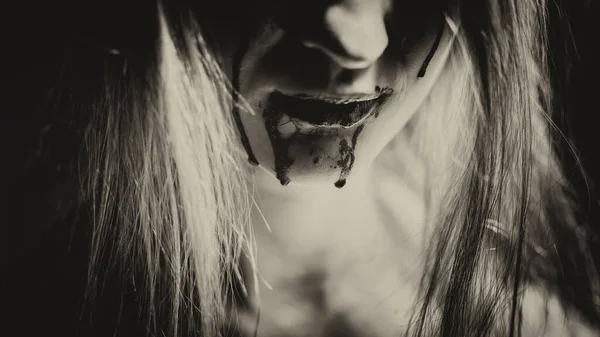 Mulher com sangrenta boca closeup foto — Fotografia de Stock