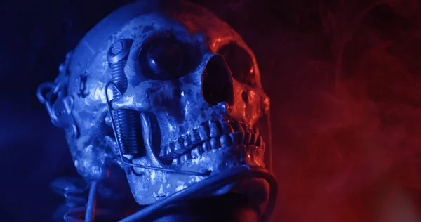 Cráneo robótico con luces azules y rojas y humo —  Fotos de Stock