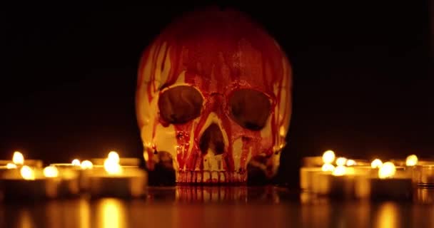 暗い背景のクローズアップを背景にした血液染色頭蓋骨 — ストック動画