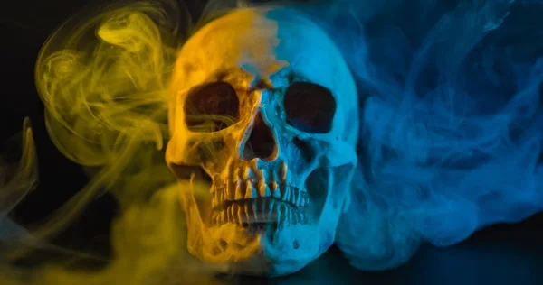 Ανθρώπινο Κρανίο Κίτρινο Και Μπλε Φωτισμό Και Καπνό Αυξάνεται — Φωτογραφία Αρχείου