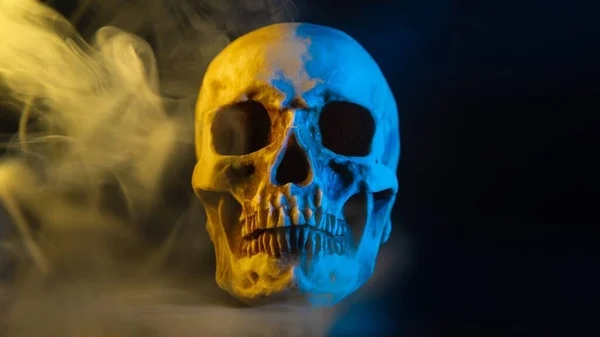 Crânio Humano Com Iluminação Amarela Azul Fumaça Subindo — Fotografia de Stock