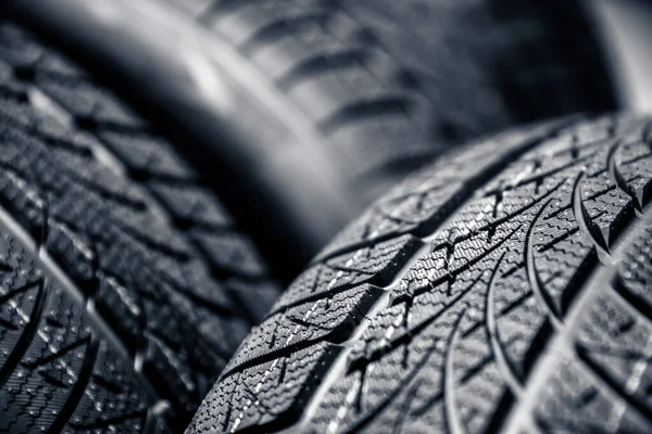 Neumáticos Limpios Del Coche Contra Fondo Oscuro — Foto de Stock