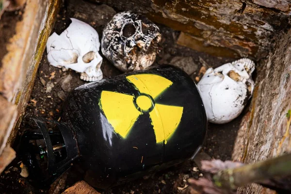 Desperdicio Nuclear Entre Cráneos Foto Cerca —  Fotos de Stock