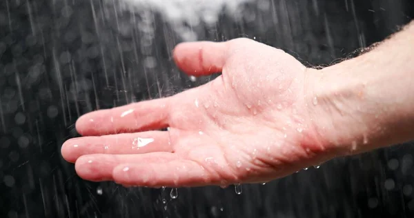 Acqua Che Cade Sui Palmi Delle Mani Contro Sfondo Scuro — Foto Stock