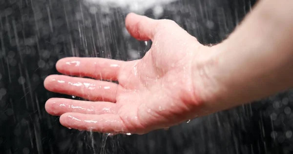 Water Vallen Palmen Tegen Donkere Achtergrond Closeup — Stockfoto