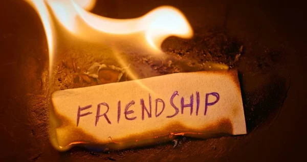 Zamknij Film Płonącym Papierem Napisem Friendship — Zdjęcie stockowe