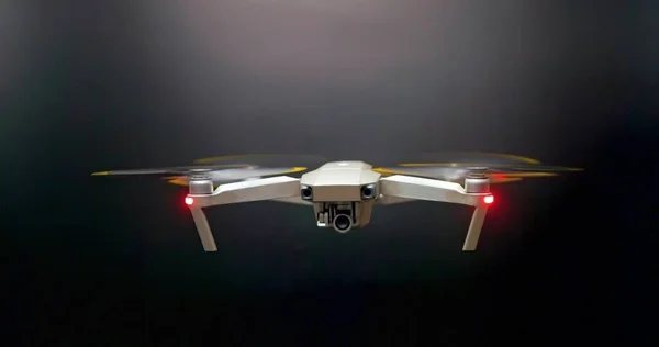 Pequeno Drone Voando Contra Fundo Escuro Closeup — Fotografia de Stock