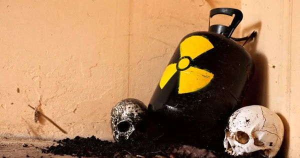 Kafatasları Arasındaki Nükleer Atık Kapanıyor — Stok fotoğraf