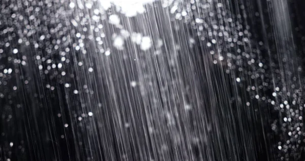 Agua Derramándose Sobre Fondo Oscuro Cerca — Foto de Stock