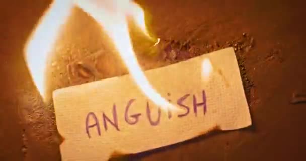 刻有Anguish的燃烧纸的闭塞视频 — 图库视频影像