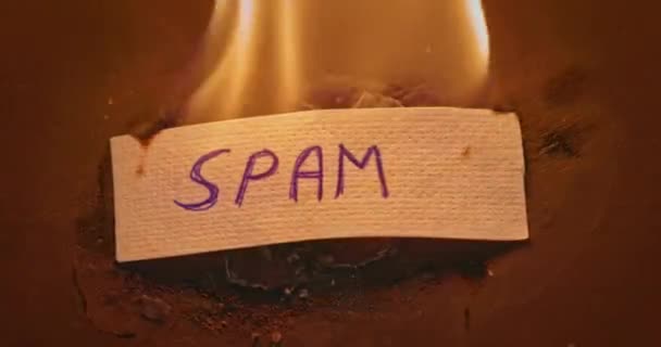 Spamが書かれた紙を燃やすビデオを閉じる — ストック動画