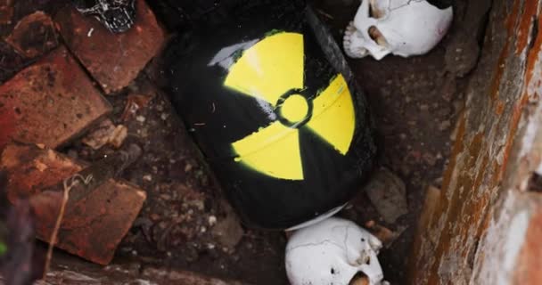 Primeros Planos Los Residuos Nucleares Entre Cráneos — Vídeos de Stock