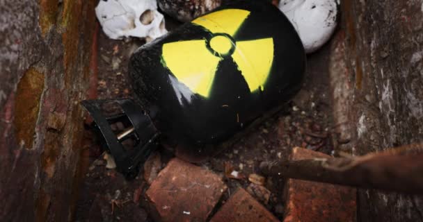 Primeros Planos Los Residuos Nucleares Entre Cráneos — Vídeos de Stock