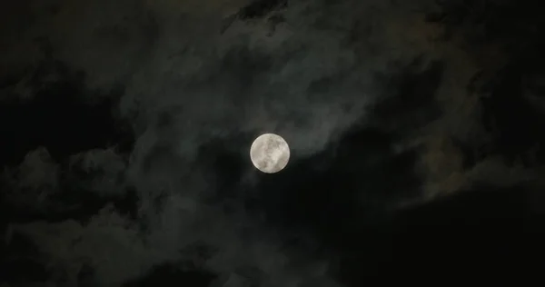 Full moon with cloudy nigh sky — Foto de Stock