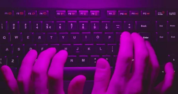 Tippen Auf Der Tastatur Neonlicht Aus Nächster Nähe — Stockfoto