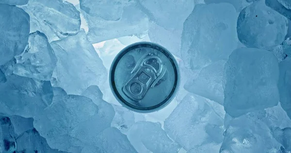Blechbüchse Eis Rotierende Ansicht Von Oben Nahaufnahme Filmmaterial — Stockfoto