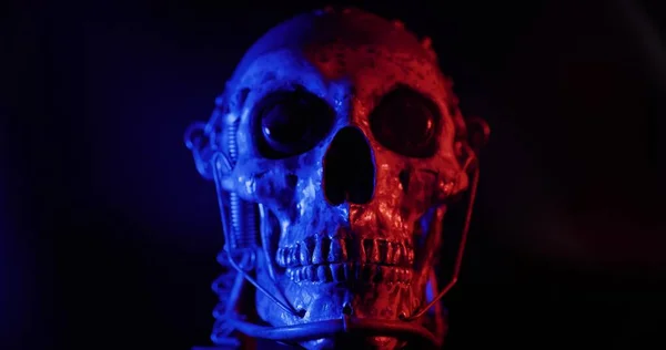 Crânio Robótico Com Dupla Iluminação Contra Fundo Preto Closeup — Fotografia de Stock