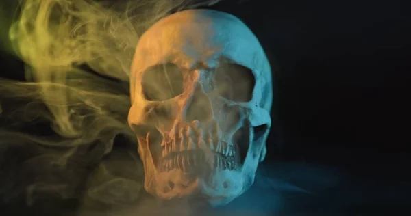 Calavera Humana Con Iluminación Amarilla Azul Humo Subiendo —  Fotos de Stock