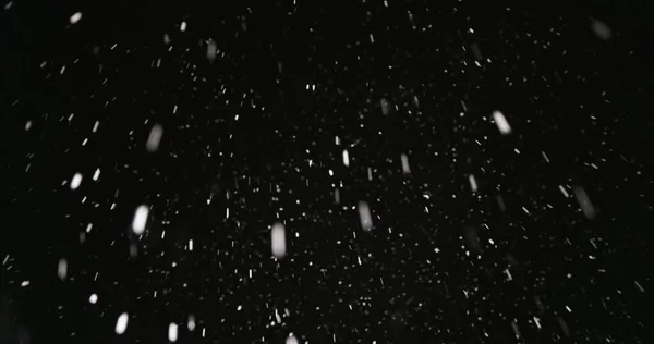 白雪在黑暗的背景下飘落60英尺每秒的镜头 — 图库照片