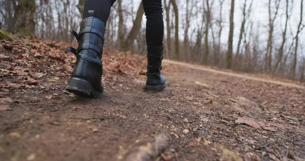 Kamera Efter Kvinna Ben När Går Skogen Slow Motion Film — Stockfoto