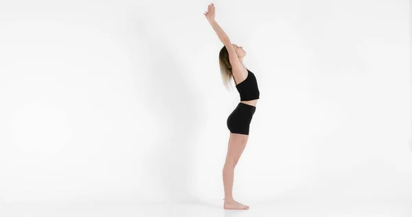 Mujer Rubia Haciendo Ejercicio Yoga Estudio Cerca —  Fotos de Stock