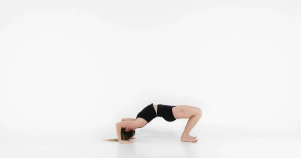 Mujer Rubia Haciendo Ejercicio Yoga Estudio Cerca —  Fotos de Stock