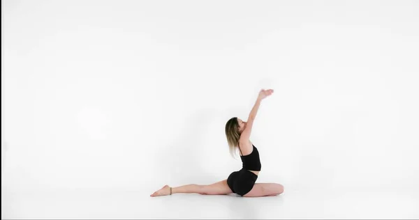 Blond Kvinna Gör Yoga Motion Studio Nära Håll — Stockfoto