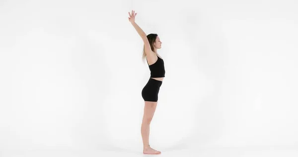 Blond Vrouw Doen Yoga Oefening Studio Close — Stockfoto