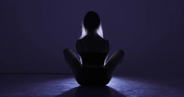 Sarışın Kadın Stüdyoda Yoga Egzersizi Yapıyor Yakın Çekim — Stok fotoğraf