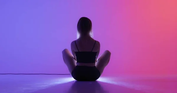 Blond Kvinna Gör Yoga Motion Studio Nära Håll — Stockfoto