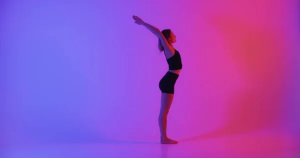 Mujer Rubia Haciendo Ejercicio Yoga Estudio Cerca —  Fotos de Stock