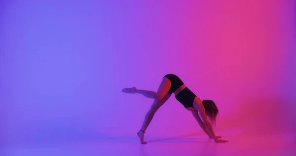 Blonde Frau Macht Yoga Studio Aus Nächster Nähe — Stockfoto