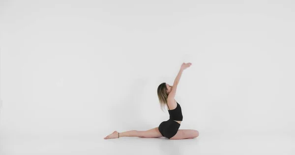 Femme Blonde Faisant Exercice Yoga Studio Gros Plan — Photo