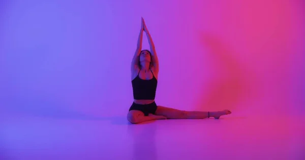 Mujer Rubia Haciendo Ejercicio Yoga Estudio Cerca —  Fotos de Stock