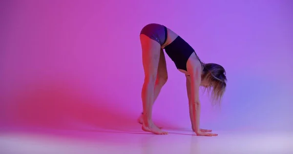 Femme Blonde Faisant Exercice Yoga Studio Gros Plan — Photo