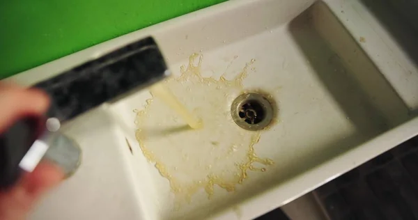 Dirty Water Flowing Bathroom Closeup Footage — Stock Photo, Image