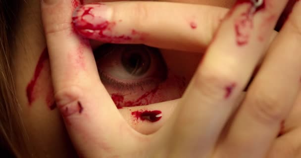 女性カバー彼女の顔で恐怖クローズアップ映像 — ストック動画