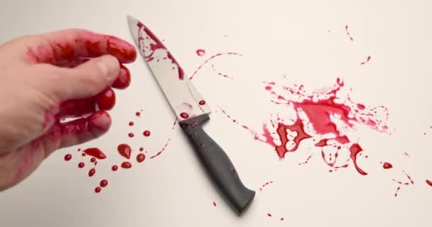 Coltello macchiato di sangue contro sfondo bianco isolato — Video Stock