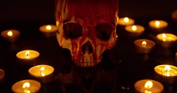 Запятнанный кровью череп на тёмном фоне крупным планом — стоковое видео