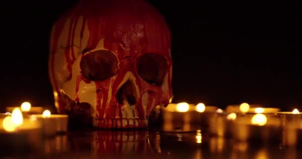 Krew zabarwiona czaszka na ciemnym tle zbliżenie — Wideo stockowe