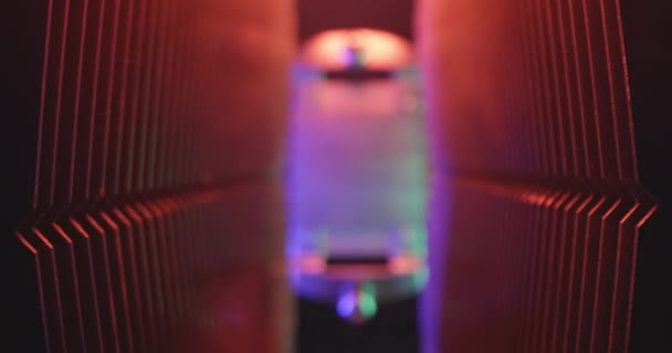 Lentille de sonde coulissante à travers un tunnel en acier avec des lumières — Video