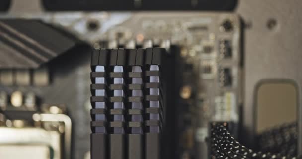 Módulos de RAM em computador motherboard closeup — Vídeo de Stock