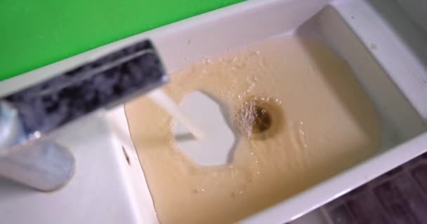 Acqua sporca che scorre in bagno primo piano — Video Stock