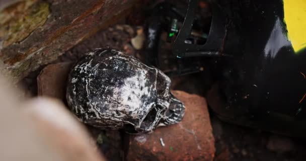 Jaderný odpad mezi lebkami detailní záběr — Stock video