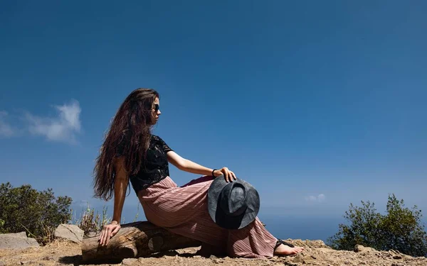 Woman Gazing Horizon Far Away Closeup — Zdjęcie stockowe