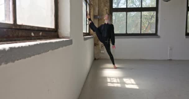 Dynamic Camera Movement Woman Doing Yoga Industrial Interior Closeup — Stock videók