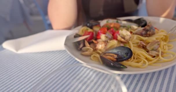 海のクローズアップの果物と伝統的なイタリアのパスタ上のカメラの動き — ストック動画